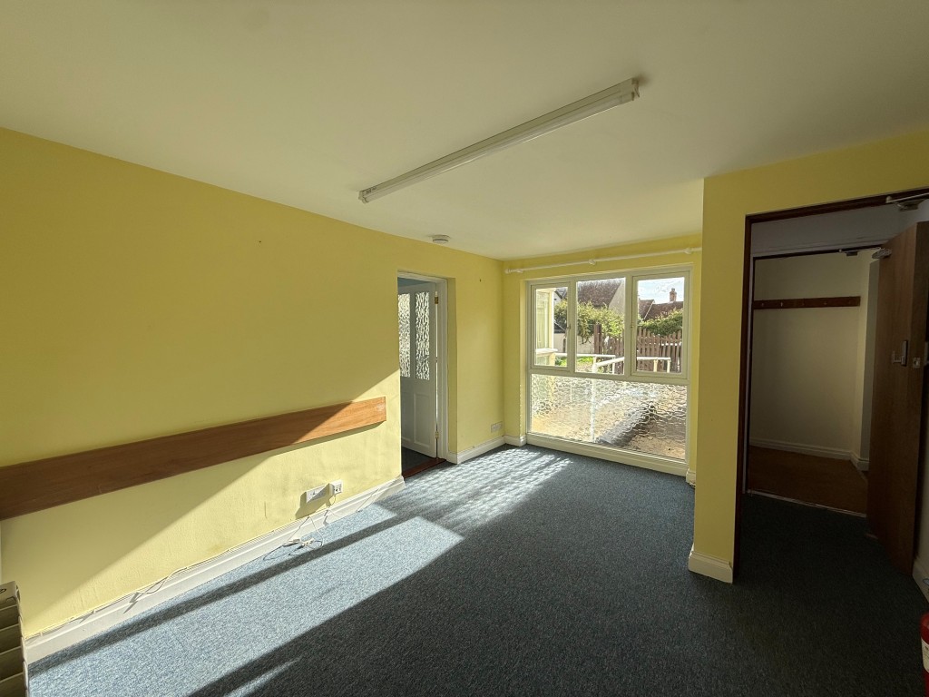 Lot: 6 - INVESTMENT OPPORTUNITY IN TOWN CENTRE LOCATION WITH OFF ROAD PARKING - Carpeted reception area with ceiling to floor window
